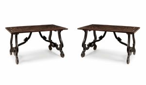 Coppia di tavoli in legno massello e piano lastronato e intarsiato, Toscana, primi XVIII secolo